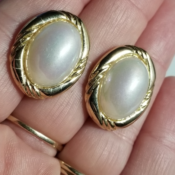 Relisted -Vintage pearly earrings on original card gold tone pierced iridescent - Picture 5 of 12